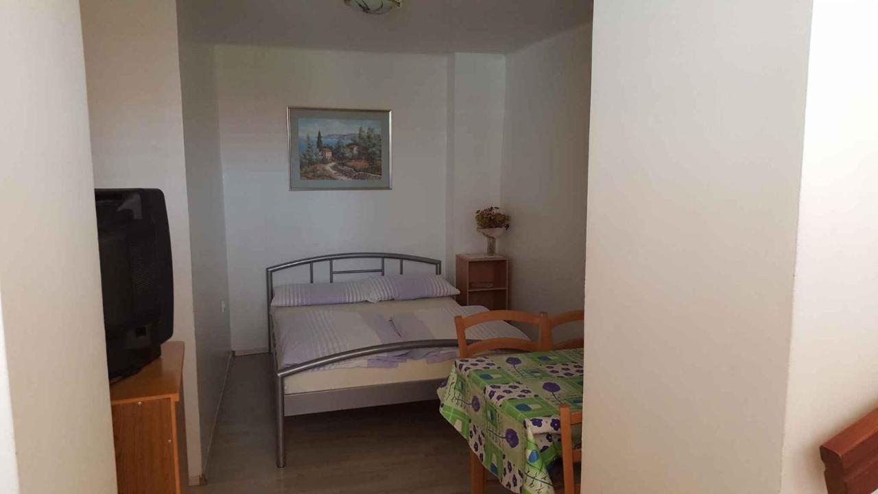 Apartment In Selce 5880 Bagian luar foto